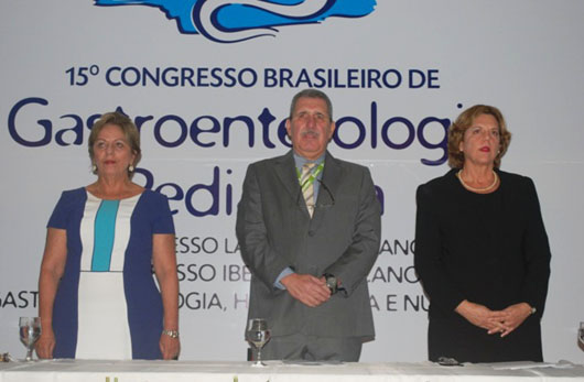 Da esq. para a dir., os drs. Rosalba Ciarlini, governadora do Rio Grande do Norte; Mauro Batista de Morais, presidente do 15º Congresso e Luciana Silva, vice-presidente da SBP.