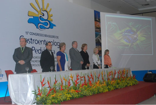 Da esq. para a dir., drs. Luiz Anderson Lopes, coordenador de Cursos e Eventos da SBP; Nivaldo Sereno , presidente da Sociedade de Pediatria do Rio Grande do Norte; Rosalba Ciarlini; Mauro Batista de Morais; Luciana Silva; Marina Orsi, presidente da Sociedade Latino-americana de Gastroenterologia, Hepatologia e Nutrição Pediátrica (SLAGHNP) e Rosane Costa Gomes, vice-presidente do Congresso.