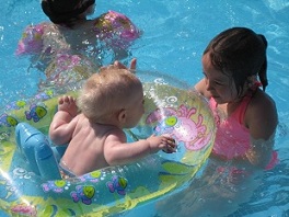 crianças na piscina