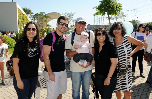 Cecília Costa, Flávio Oliveira (pai da Manuela), Marcus Renato com Manuela, Anna Carolina de Oliveira (mãe da Manuela) e Cristine Nogueira.