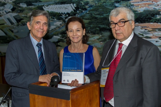 Dioclécio Campos Jr., Sandra Grisi e Eduardo Vaz, com o livro do Currículo Pediátrico Global (foto Rogério Albuquerque)