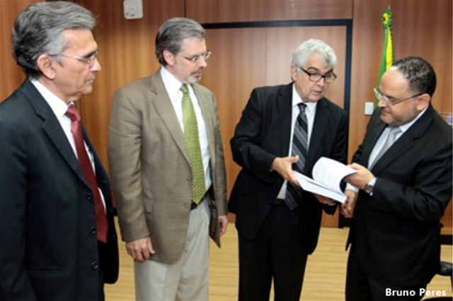 Drs. Dioclécio Campos Jr., Hazen Ham, Eduardo Vaz e o ministro Henrique Paim Foto: Bruno Peres.